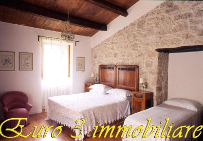 Foto Rustico a Ascoli Piceno di 400 m² con 10 locali in vendita