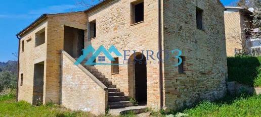 Foto Rustico a Montalto delle Marche di 150 m² con 6 locali in vendita