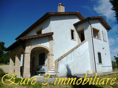 Foto Rustico a Offida di 600 m² con 10 locali in vendita