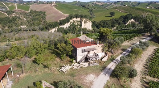 Foto Rustico in BORGO MIRIAM, Ascoli Piceno di 300 m² con 4 locali