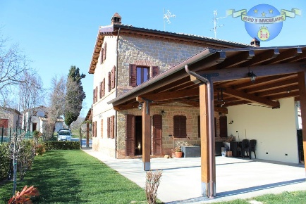 Foto Rustico a Amandola di 200 m² con 9 locali in vendita