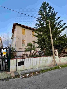 Foto Appartamento in via salita larderia 10, Messina di 140 m² con 4 locali