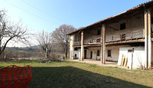 Foto Rustico in Via le Case 2, Capriolo di 517 m² con 11 locali in vendita