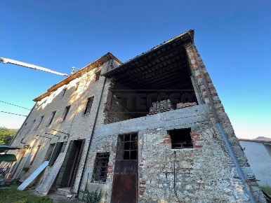 Foto Rustico a Pieve del Grappa Fusere Tuna di 230 m² con 8 locali