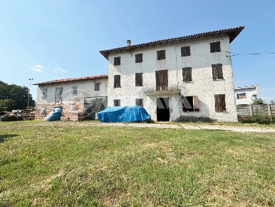 Foto Rustico a Prata di Pordenone di 336 m² con 5 locali in vendita