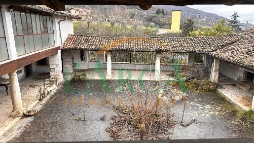 Foto Rustico a Ome Centro di 400 m² con 10 locali in vendita