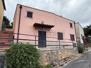Foto Villa a schiera in Via Castellino 9, Finale Ligure Centro di 100 m²