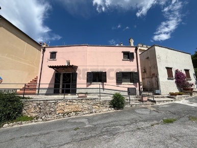 Foto Villa a schiera in Via Castellino 9, Finale Ligure Centro di 100 m²