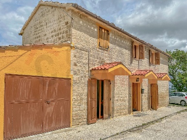 Foto Rustico a Maiolati Spontini Moie di 130 m² con 7 locali in vendita