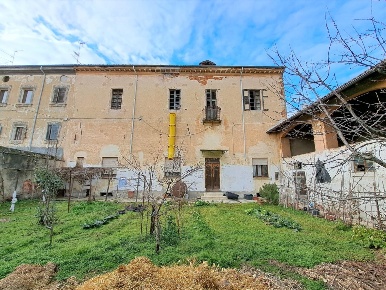 Foto Casa indipendente a Stroppiana di 200 m² con 8 locali in vendita