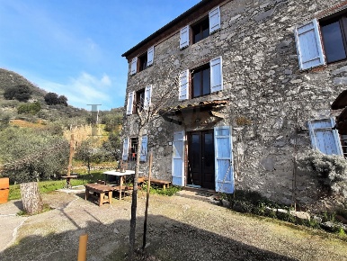 Foto Rustico in Strada Comunale di Valdottavo 32, Borgo a Mozzano di 174 m²