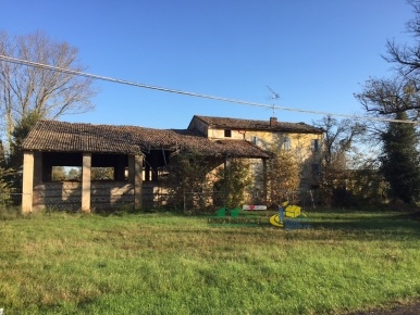 Foto Rustico a Fontevivo di 1500 m² con 30 locali in vendita