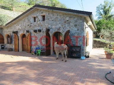 Foto Rustico a Bolano Ceparana Carpena di 140 m² con 3 locali in vendita