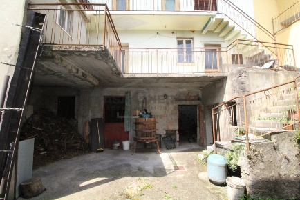 Foto Rustico a Almenno San Bartolomeo di 170 m² con 5 locali in vendita