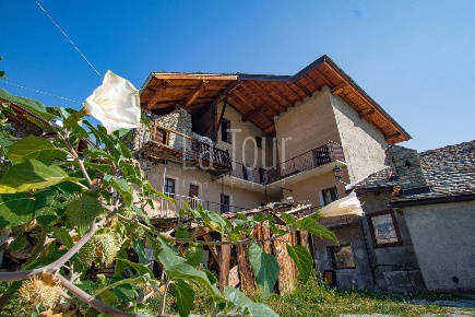 Foto Rustico in Frazione Allerod 4, Allein Centro di 456 m² con 16 locali