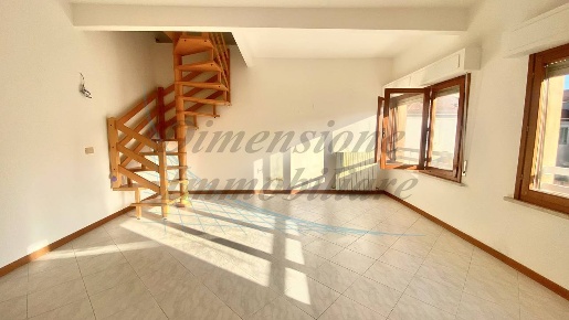 Foto Appartamento in Via Luca della Robbia, Cecina Cecina Centro di 100 m²