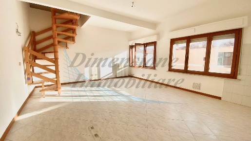 Foto Appartamento in Via Luca della Robbia, Cecina Cecina Centro di 100 m²