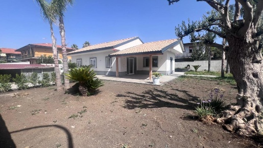 Foto Villa unifamiliare a Tremestieri Etneo Centro di 140 m² con 5 locali