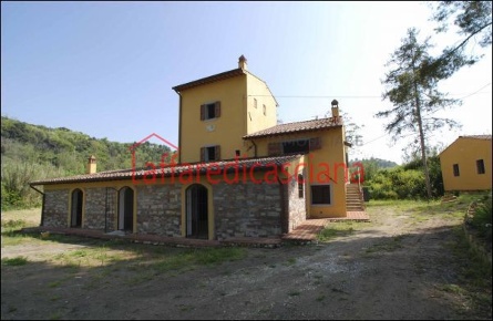 Foto Rustico a Casciana Terme Lari di 420 m² con 8 locali in vendita