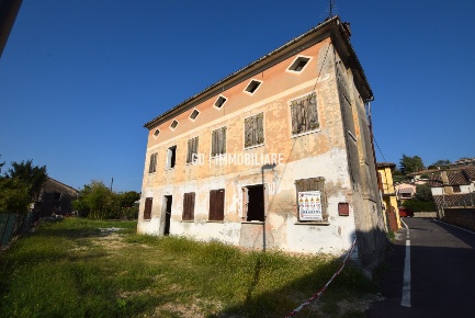 Foto Rustico a Cornuda di 160 m² con 5 locali in vendita