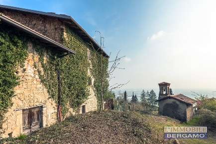 Foto Rustico in via Montebello, Chiuduno di 300 m² con 5 locali in vendita
