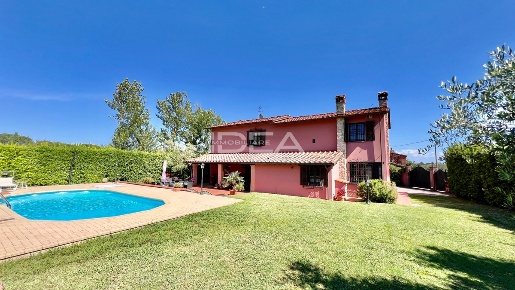 Foto Rustico in Via di Montecarlo, Montecarlo di 260 m² con 7 locali