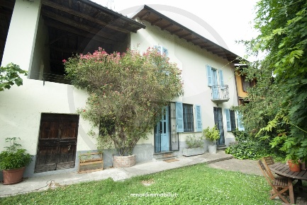 Foto Rustico in Cascina Cantonale, Chignolo Po di 400 m² con 10 locali