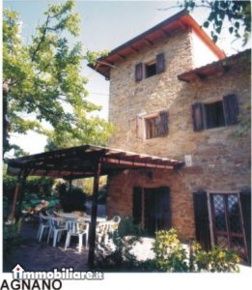 Foto Rustico a Subbiano di 250 m² con 10 locali in vendita