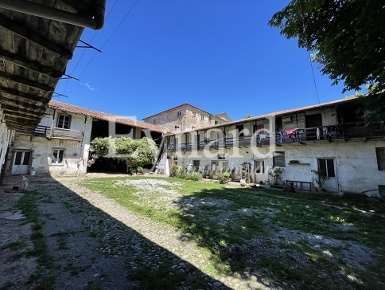 Foto Rustico a Bergamo Redona di 3296 m² con 10 locali in vendita