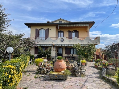 Foto Rustico a Rosignano Marittimo Vada di 250 m² con 10 locali in vendita