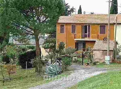 Foto Rustico a Cinigiano di 160 m² con 8 locali in vendita