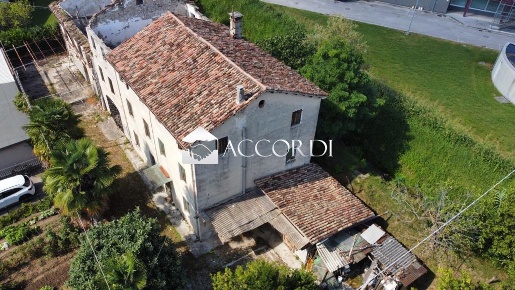 Foto Rustico a Conegliano Centro di 1400 m² con 7 locali in vendita