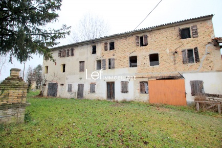 Foto Rustico a Fontanelle di 668 m² con 9 locali in vendita