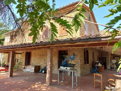 Foto Rustico a Carmignano Montalbiolo di 400 m² con 10 locali in vendita