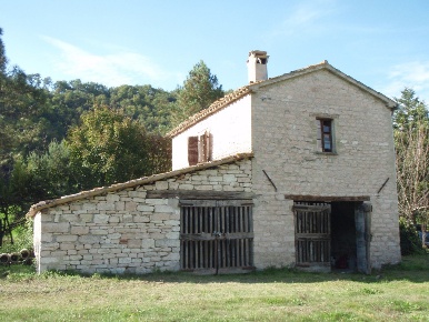 Foto Rustico a Fossombrone di 635 m² con 5 locali in vendita
