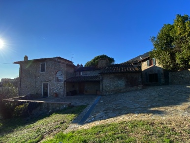 Foto Rustico a Sesto Fiorentino di 380 m² con 11 locali in vendita