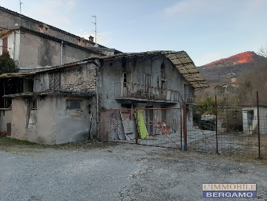 Foto Rustico a Alzano Lombardo Centro di 316 m² con 6 locali in vendita
