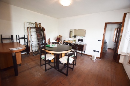 Foto Rustico a Paese Centro di 196 m² con 7 locali in vendita