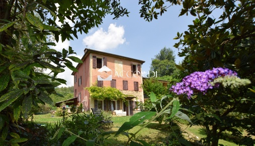 Foto Rustico a Castelcucco Centro di 495 m² con 7 locali in vendita