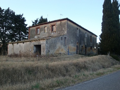 Foto Rustico a Pomarance Centro di 500 m² con 15 locali in vendita
