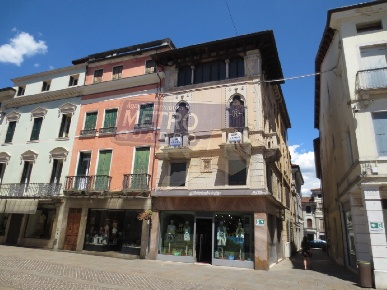 Foto Rustico in VIA DEL COSTO, Thiene Centro di 628 m² con 10 locali