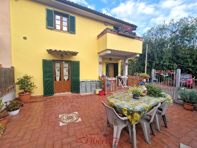 Foto Rustico a Massarosa di 100 m² con 4 locali in vendita