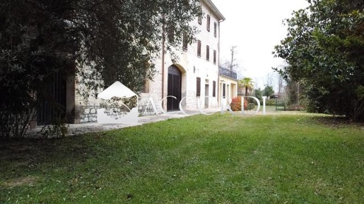 Foto Rustico a Cordignano Centro di 910 m² con 5 locali in vendita