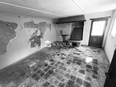 Foto Rustico a Cavaso del Tomba di 250 m² con 4 locali in vendita