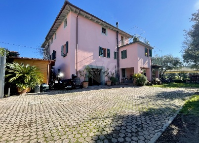 Foto Rustico in Via Crociale, Pietrasanta di 250 m² con 10 locali