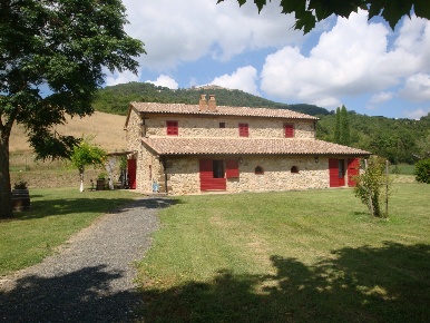 Foto Rustico a Montecatini Val di Cecina di 320 m² con 9 locali in vendita