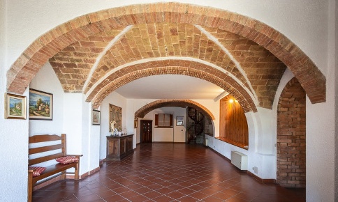 Foto Rustico a Montecatini Val di Cecina di 610 m² con 15 locali in vendita