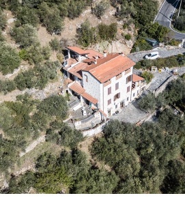 Foto Rustico a Camaiore Camaiore Paese di 300 m² con 12 locali in vendita