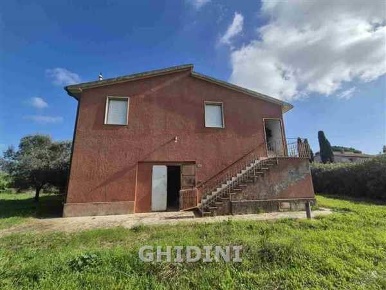 Foto Rustico a Orbetello di 250 m² con 9 locali in vendita