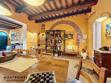 Foto Rustico in Via Dori, Castelfranco di Sotto Villa Campanile di 200 m²